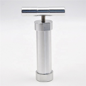 Tritatabacco Manuale in Alluminio con Pompa a Pressione 138x82mm, Manico a T, Accessori per Fumatori - Product Image 1