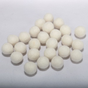 Bolas de fieltro blancas de 10 mm hechas a mano, pequeñas pompones de Color artesanales decorativas, bolas de fieltro de lana ecológicas, Mini bolas para bricolaje - Product Image 3