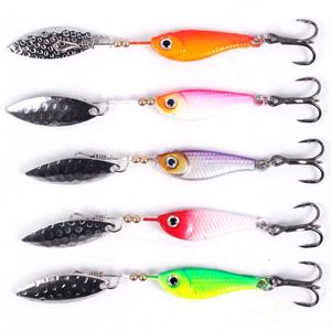 Appât vibrant à trois crochets leurre rotatif en métal avec gabarits en plastique légers et durables - Product Image 6