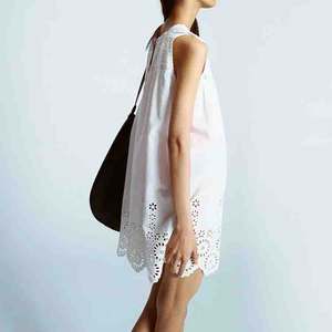 Robe mini blanche sur mesure, col carré, sans manches, brodée, de haute qualité, en coton doux 100% brodé. - Product Image 3