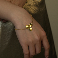 Ins Mode rétro européenne et américaine Bracelet trèfle simple Bracelet chaîne en acier inoxydable plaqué or 18 carats pour femmes