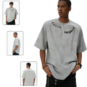 Camiseta de moda urbana americana para hombre con estampado de letras en el cuello, de tejido grueso, corte holgado y hombros caídos - Product Image 2