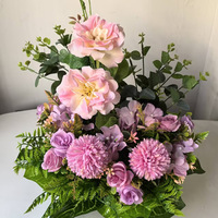 Plantes vertes artificielles en pot avec des têtes de fleurs de rose et de lys dans des pots décoratifs pour la décoration de la maison, les occasions de mariage