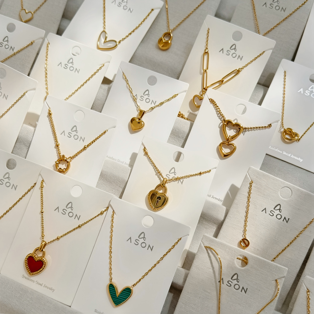 Hot Sale Waterproof Hypoallergenic 18K Gold Plated Heart Jewelry Fashion Stainless Steel Shell Enamel Heart Pendant Necklace Set