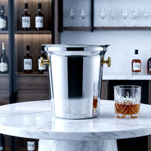 Elegante cubetera moderna de acero inoxidable en tono dorado pulido, de lujo contemporáneo y elegante. - Product Image 1