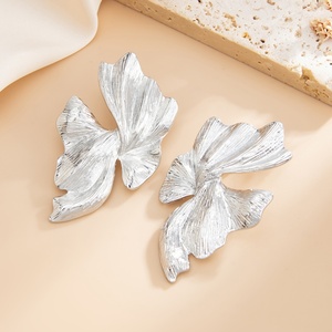 Boucles d'oreilles clous en métal <span class=keywords><strong>plissé</strong></span> irrégulier de créateur pour femmes, breloques, grandes boucles d'oreilles de fête, accessoires de mode, bijoux cadeaux - Product Image 4
