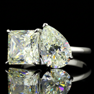 Anillo de Moissanita con Corte Esmeralda en Oro Blanco, Engaste Geométrico de Garras, Anillo de Compromiso para Mujer, Joyería de Estilo Clásico - Product Image 1