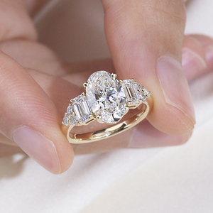 Anillo de Compromiso MSR-2243 Messi Jewelry de Oro Amarillo de 10K con Tres Diamantes Cultivados en Laboratorio con Corte Ovalado - Product Image 4