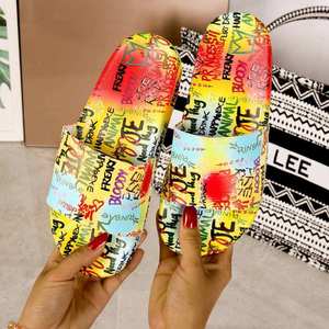 Bolsos de Hombro para Mujer de Alta Calidad al por Mayor 2025, Bolso de Mano con Graffiti Pintado Colorido, Conjunto de Bolso y Sandalias de Moda con Cadenas de Perlas de PU - Product Image 4
