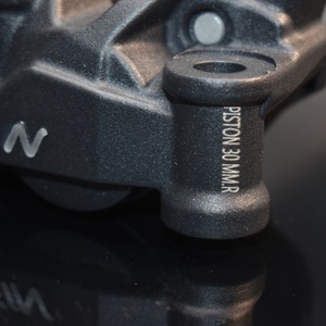 Kaliper Rem Tempa Riqing 4 Piston Asimetris 100MM Titik Pengunci Instalasi untuk Rem Roda Depan pada Sepeda Motor - Product Image 5