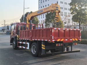 Grúa hidráulica articulada estable montada en camión, 6 toneladas, chasis RHD para el mercado del sudeste de África - Product Image 6