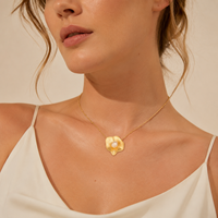 Collier pendentif fleur texturée en perle d'eau douce plaqué or 18 carats, chaîne délicate à maillons perlés pour femme