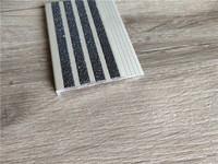 Profilé de marche d'escalier en aluminium anodisé mat argenté avec 4 bandes de carbure de silicium intégrées