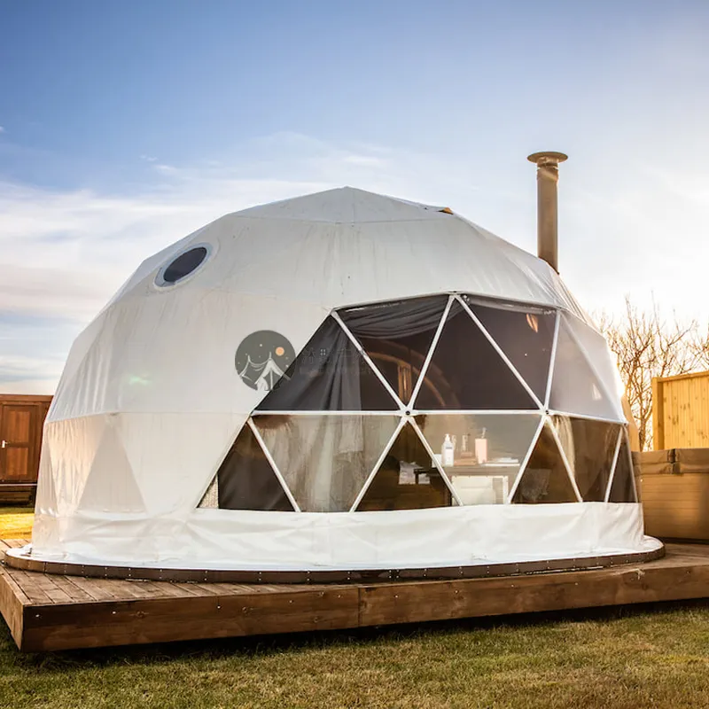 خيمة مقببة جيوديسية للتخييم مقاومة للماء في الهواء الطلق منزل كوخ فاخر من 6 أمتار إلى 8 أمتار في القطر مع حمام وغرفة نوم