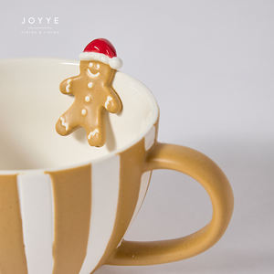 Tasse à café en céramique JOYYE originale, en forme de bonhomme en pain d'épices gaufré et à rayures jaunes gingembre - Product Image 3