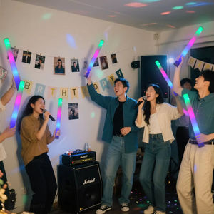 Bâton en mousse LED qui émet de la lumière dans l'obscurité, avec trois couleurs clignotantes, un cadeau pour les concerts de carnaval et les fournitures de fête - Product Image 3