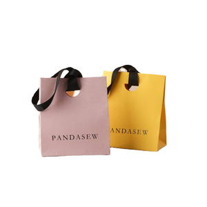 ถุงกระดาษใส่เครื่องประดับหรูหราแบบกำหนดเอง พร้อมริบบิ้นตกแต่ง พิมพ์ลายตามสั่ง สำหรับเครื่องสำอาง แหวน สร้อยคอ และใช้สำหรับการช้อปปิ้ง พร้อมโลโก้ - Product Image 1