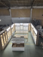 Étagère à cosmétiques en bois clair blanc, trois niveaux ouverts, dessus en verre, armoire inférieure, CE ETL, pour salon de beauté