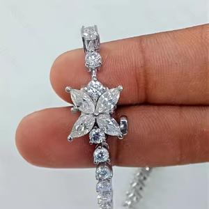 Pulsera DE TENIS hecha a mano, brazalete de diamantes de moissanita de oro blanco de 18 quilates, regalo para entusiastas del tenis - Product Image 3