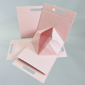 Elegante Scatola Regalo Pieghevole a Forma Triangolare Disponibile in Rosa/Bianco/Nero/Grigio con Stampa Personalizzabile in Cartoncino Grigio - Product Image 3