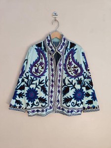 เสื้อแจ็คเก็ตซูซานีกำมะหยี่ลายดอกไม้สัตว์ทำมือ สไตล์โบโฮอินเดีย สำหรับงานปาร์ตี้ฤดูหนาว เสื้อคลุมผู้หญิง ติดกระดุม บุด้วยผ้าฝ้าย ขายส่งจากอินเดีย - Product Image 1