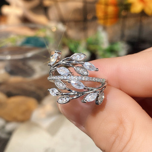 Anello con Design a Foglia e Vite, Anello Creativo Ispirato alla Natura per Donne - Product Image 2