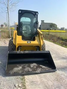 รถตักล้อยาง CAT 2460 สีเหลือง อุปกรณ์ก่อสร้างขนาดกะทัดรัด น้ำหนัก 3000 กก. เครื่องยนต์ 0-2000 ชั่วโมง - Product Image 6