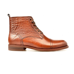Bottes de travail rétro marron en cuir de vachette pur avec texture résistante à l'usure. Elles sont des bottines d'extérieur élégantes et luxueuses. - Product Image 3
