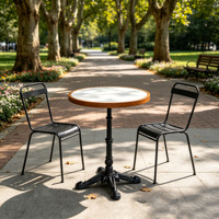 Une table d'extérieur ronde en marbre, simple et durable, idéale pour les balcons, les terrasses et l'utilisation en extérieur.