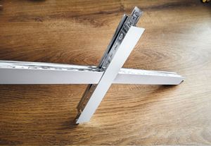 Support d'angle métallique pour <span class=keywords><strong>plafond</strong></span> <span class=keywords><strong>suspendu</strong></span>, barre en T et composants de grille, barre en T en acier, profilé de <span class=keywords><strong>plafond</strong></span> <span class=keywords><strong>suspendu</strong></span> en forme de T, système plat doré - Product Image 2