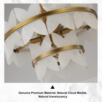 Elegante Lámpara de Techo Moderna de Latón Cepillado con Luz Blanca Cálida, con Pétalos de Alabastro Hechos a Mano para un Interior de Lujo