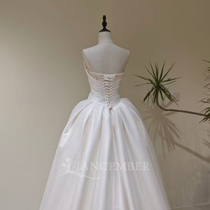 Robe de mariée LY92 moderne et classique, col bateau, sans bretelles, avec volants, dentelle florale et appliques en cristal, coupe trapèze, traîne chapelle pour femme - Product Image 5