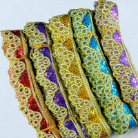 Tissu en dentelle bon marché d'usine, tissu en polyester pour la couture, filet décoratif, broderie, sequins triangulaires, dentelle à sequins, bordure de dentelle de 4,5 cm de large
