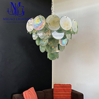 Grand lustre vintage médiéval français, suspension en verre en forme de disque tourbillonnant vert empilé pour villa, hall et grands espaces