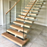 Foshan Factory Custom ized Moderne gerade Treppen aus Stahl und Holz mit Glas geländer Langlebige Montage für Wohnungen