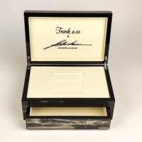 Boîte à bijoux en bois à grain marbré brillant avec tiroir, doublure en microfibre, logo personnalisé, charnière métallique pour le rangement et la présentation de bijoux