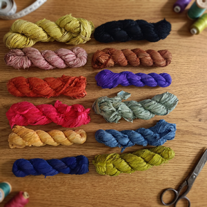 Rubans en soie de sari recyclée de 100 grammes, motifs de broderie teints, tricotage à la main, tissage, tissu brocart, morceaux coupés de sari - Product Image 3