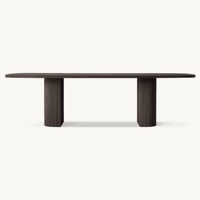 Table à manger capsule en chêne clair artisanale, style Japandi, avec deux piédestaux cannelés, table de cuisine architecturale pour hôtel boutique, villa