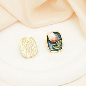 Boucles d'oreilles clous en forme de fleur de lys en perles d'eau douce de style chinois exquis, design haut de gamme 'goutte d'huile' pour femmes - Product Image 6