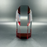 Le fabricant a récemment conçu et personnalisé les trophées en cristal les moins chers en gros et les trophées en cristal à carreaux