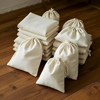 Vente en gros d'accessoires de mode sac à poussière pour chapeau impression personnalisée sac à poussière à cordon en lin et coton noir naturel avec poignée en corde