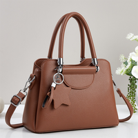 Sac fourre-tout structuré en cuir PU imperméable de couleur unie pour femme avec fermeture éclair, poignée supérieure et breloque étoile, bandoulière