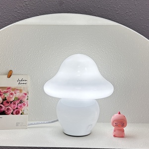 Lámpara de Mesa LED Recargable de 5V con 3 Luces Tipo Hongo, Estilo Retro Americano, Creativa, Táctil, de Vidrio y Metal, Decorativa para Dormitorio, Lámpara de Noche - Product Image 4