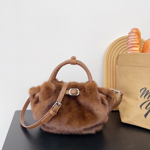 Tas selempang wanita, kantung Jinjing lipit bulu rubah tekstur musim dingin - Product Image 1