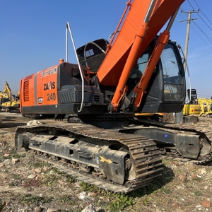 Excavatrice sur chenilles Hitachi ZX240K, moteur Isuzu, poids en ordre de marche de 24 tonnes, capacité de la benne de 1,4 m³, puissance du moteur de 184 kW, boîte de vitesses. - Product Image 1