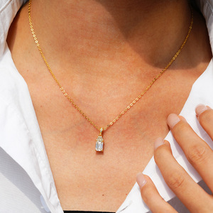 Của phụ nữ Sterling Silver 925 mặt dây chuyền 14K mạ vàng hình chữ nhật ngọc lục bảo với đầy đủ moissanite Inlay - Product Image 5