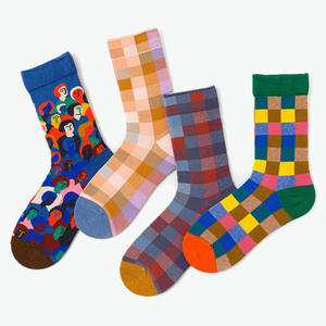 Chaussettes pour hommes personnalisées en usine, de haute qualité, en coton peigné, respirantes, <span class=keywords><strong>fantaisie</strong></span>, avec motif de dessin animé, logo sur le <span class=keywords><strong>bas</strong></span> du mollet, pour le printemps - Product Image 5