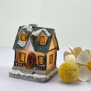 Casa de Navidad Hecha a Mano de Alta Calidad, Escultura de Resina, Adorable Estatuilla de Casa Pequeña para Regalo de Navidad - Product Image 1