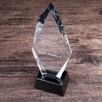 Trophée de monument de trophée de pilier de cristal clair de conception simple avec le logo de gravure au laser de Base de cristal noir personnalisé