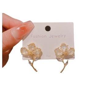 ต่างหูแฟชั่น QX สำหรับผู้หญิง ดีไซน์ดอกไม้ชุบทอง ประดับมุกเทียม คริสตัล และเพชรเทียม สวยหรูทันสมัย เหมาะเป็นของขวัญ - Product Image 6